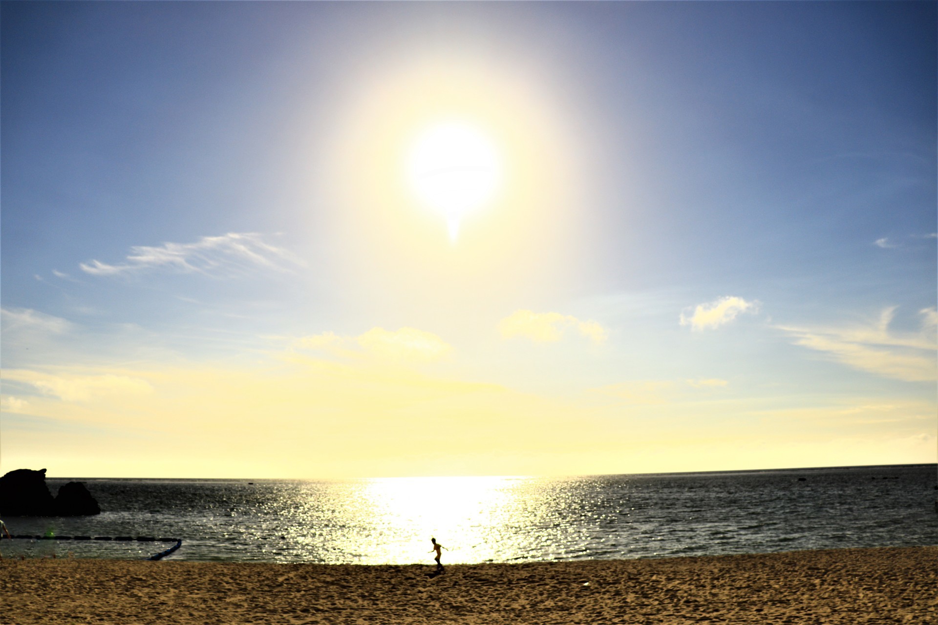 夏休み 輝く夕日と沖縄の海 エプロ写真