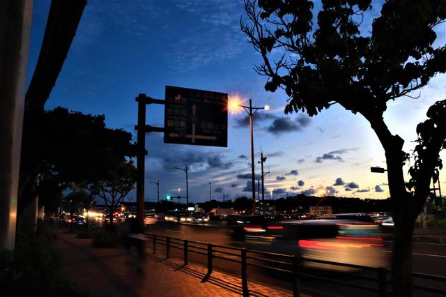 写真 沖縄 風景 帰宅ラッシュ時間帯 エプロ写真